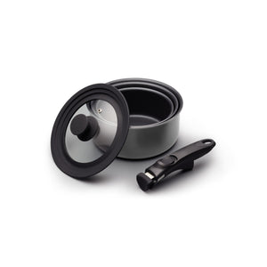 Kasserollesett med glasslokk og avtakbart håndtak på hvit bakgrunn