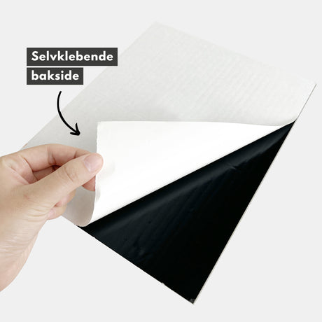 hender som monterer Alma hvit marmorfliser på vegg.