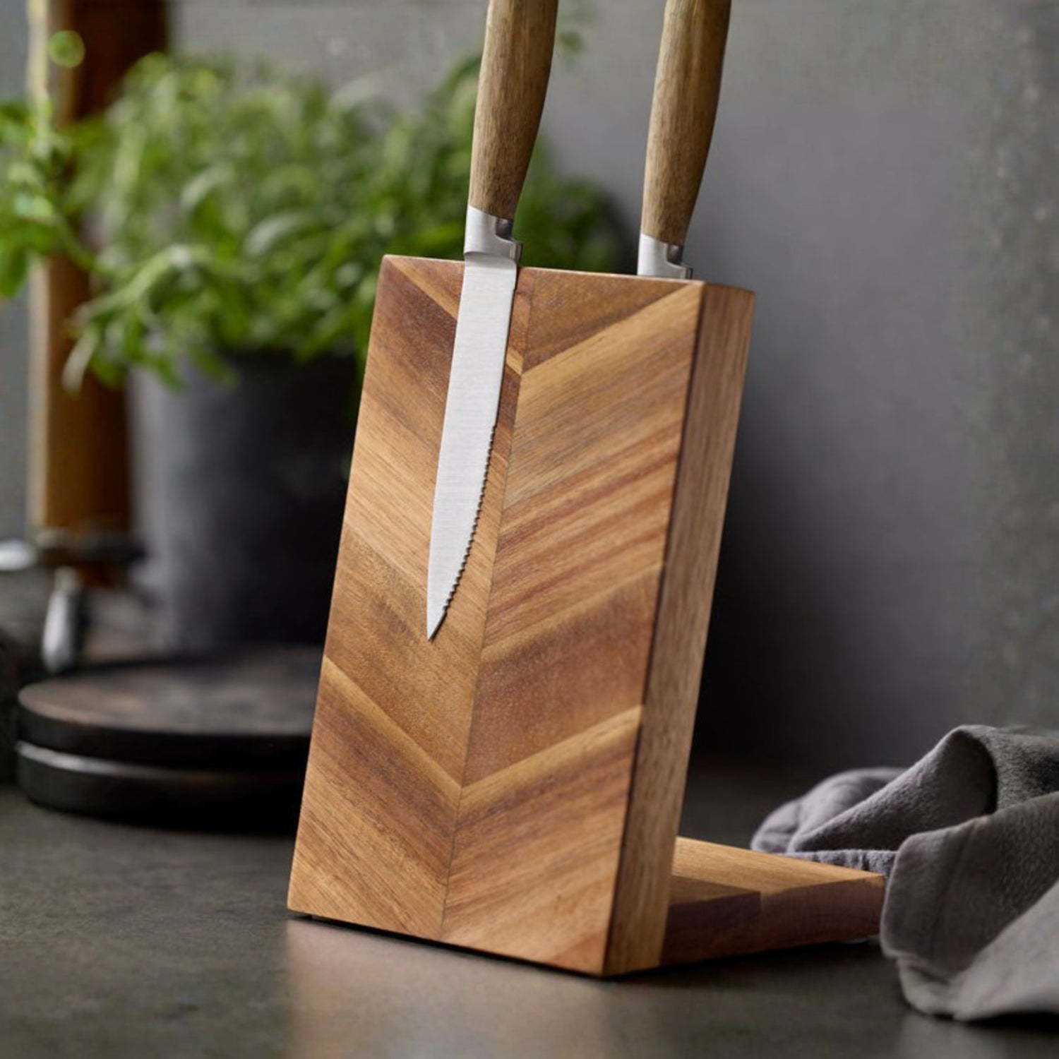 magnetisk knivblokk i akasietre fra HOLM på kjøkkenbenk