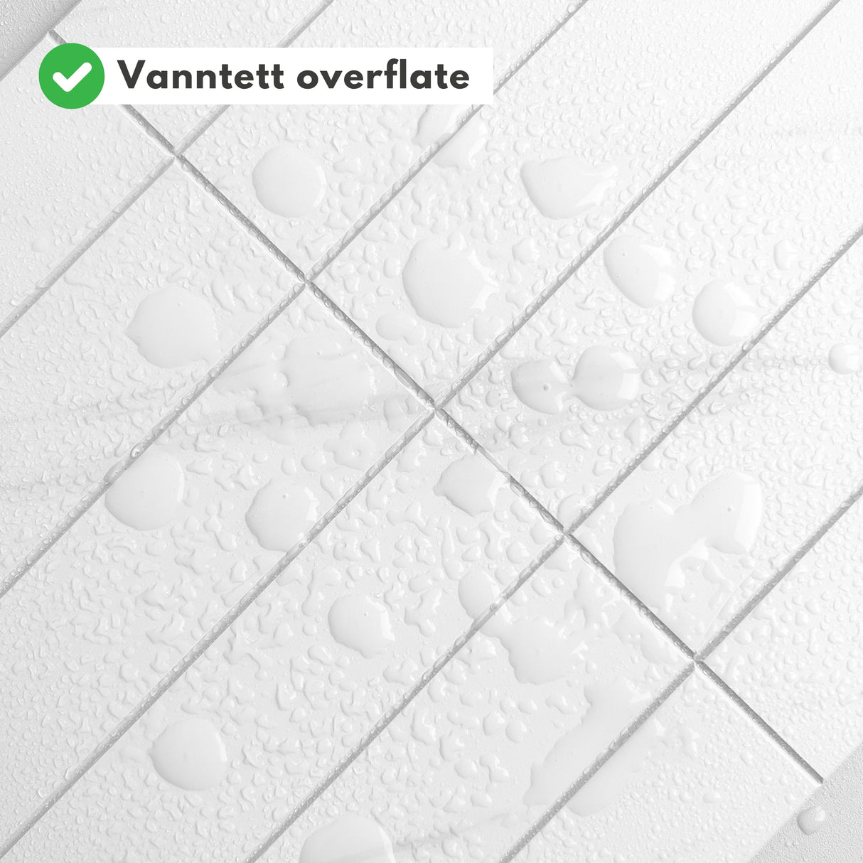 Detaljbilde av Alma hvit marmor selvklebende fliser med naturtro struktur.