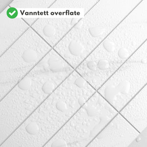 Detaljbilde av Alma hvit marmor selvklebende fliser med naturtro struktur.