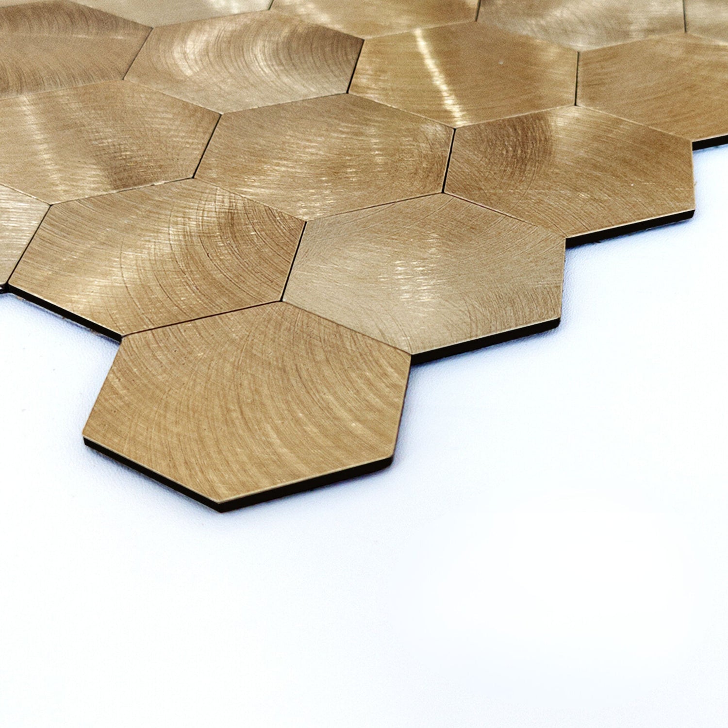 Detaljbilde av børstet kobber veggfliser med metallisk overflate og hexagon form