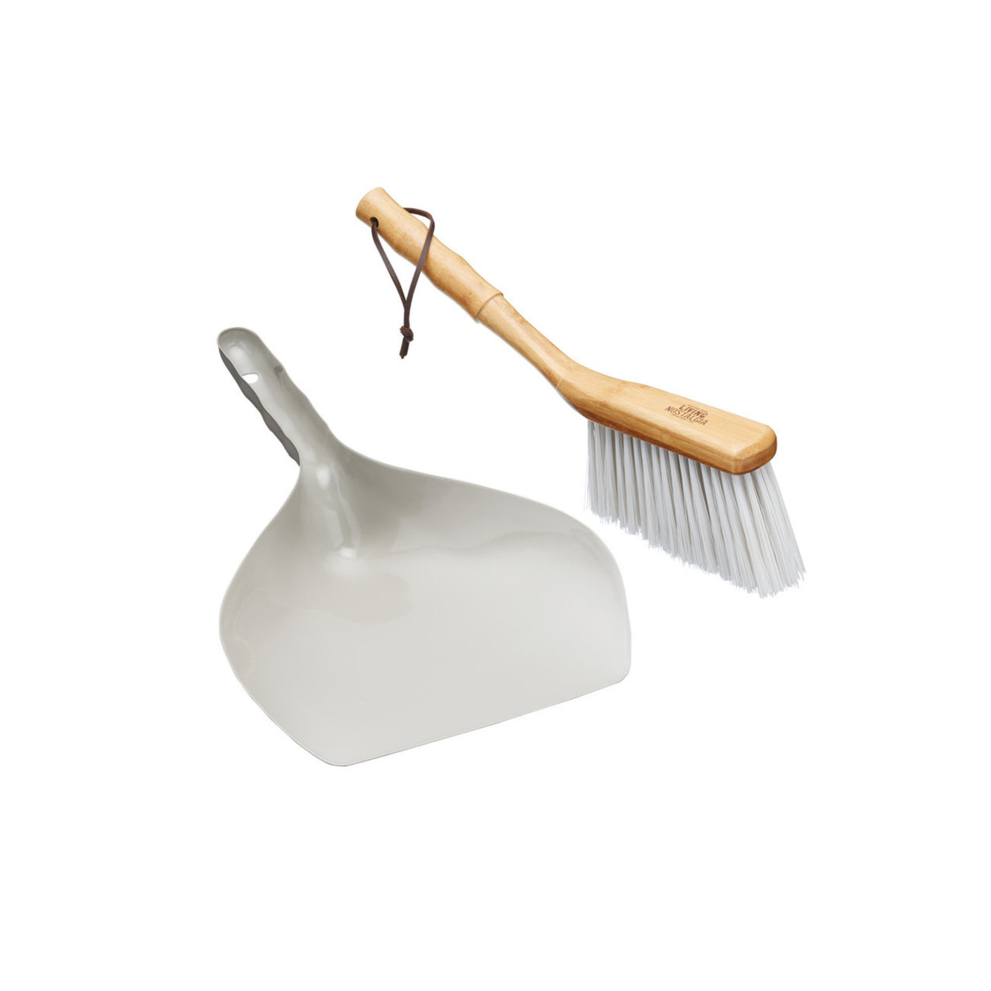 Feiebrett og kost i lys grå metall med håndtak i bambus fra KitchenCraft