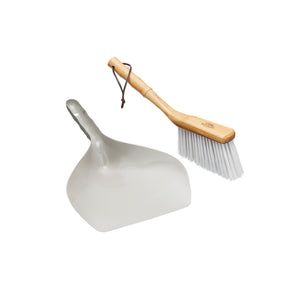 Feiebrett og kost i lys grå metall med håndtak i bambus fra KitchenCraft