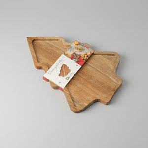 Naturlig trefat formet som juletre på dekket julebord