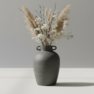 DBKD Long vase plassert i moderne interiør med varm belysning.