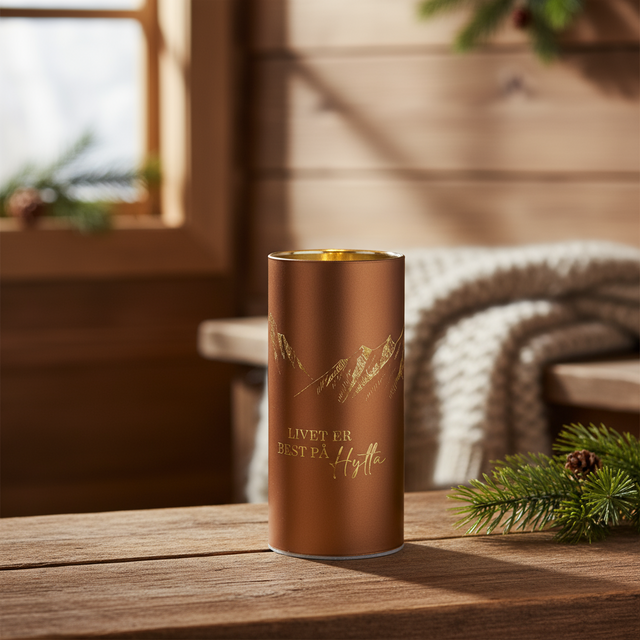 Brun LED-lykt med teksten Livet på hytta og fjellmotiv