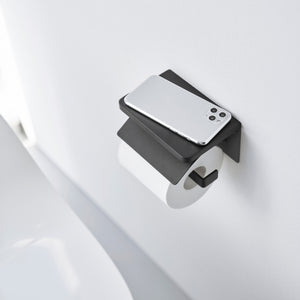 Moderne toalettpapirholder i sort metall med plass til duftpinner og telefon – veggmontert modell.