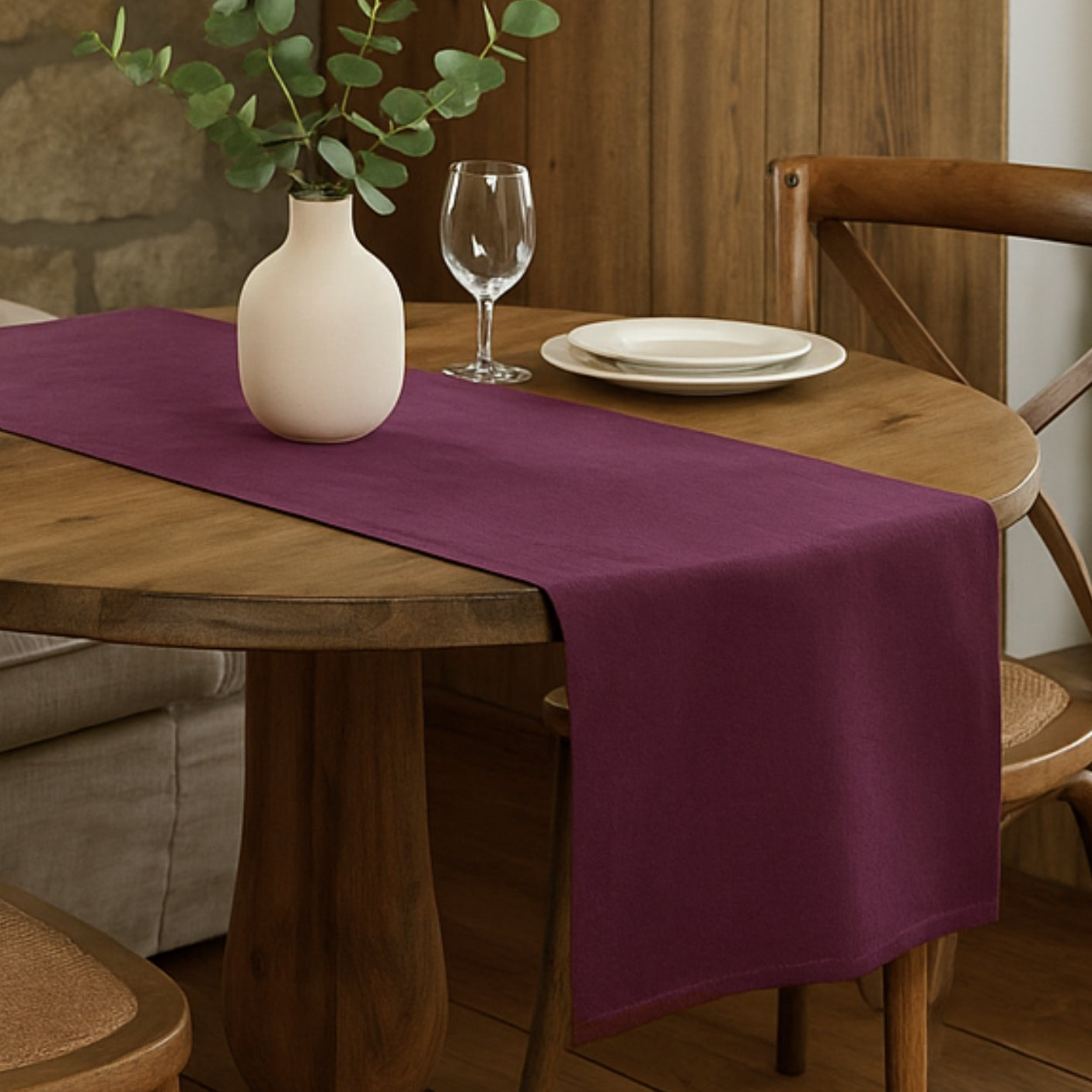 Lilla bordløper 40x140 cm i rustikk spisestue med trebord, stoler og grønn plante.