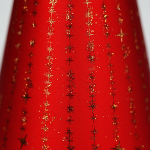 Rød kjegleformet LED-lykt med teksten Det lyser i stille grender