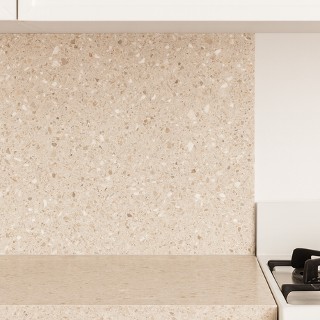 Gi kjøkkenet eller badet et nytt og moderne preg på minutter med Sahara selvklebende fliser. Disse kvadratiske 40 x 40 cm flisene har et varmt, sandfarget uttrykk inspirert av naturlig stein – perfekt for deg som ønsker en tidløs og elegant bakvegg uten behov for håndverker eller fugemasse.

Flisene er laget med slitesterk overflate som tåler fukt, fett og daglig bruk, og den kraftige limsiden gjør at de sitter godt på de fleste glatte underlag. Sahara-flisene kan enkelt tilpasses med saks eller tapetkniv. 