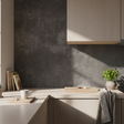 Selvklebende kontaktplast i mørk betonglook brukt på kjøkkenvegg og benkeplate
