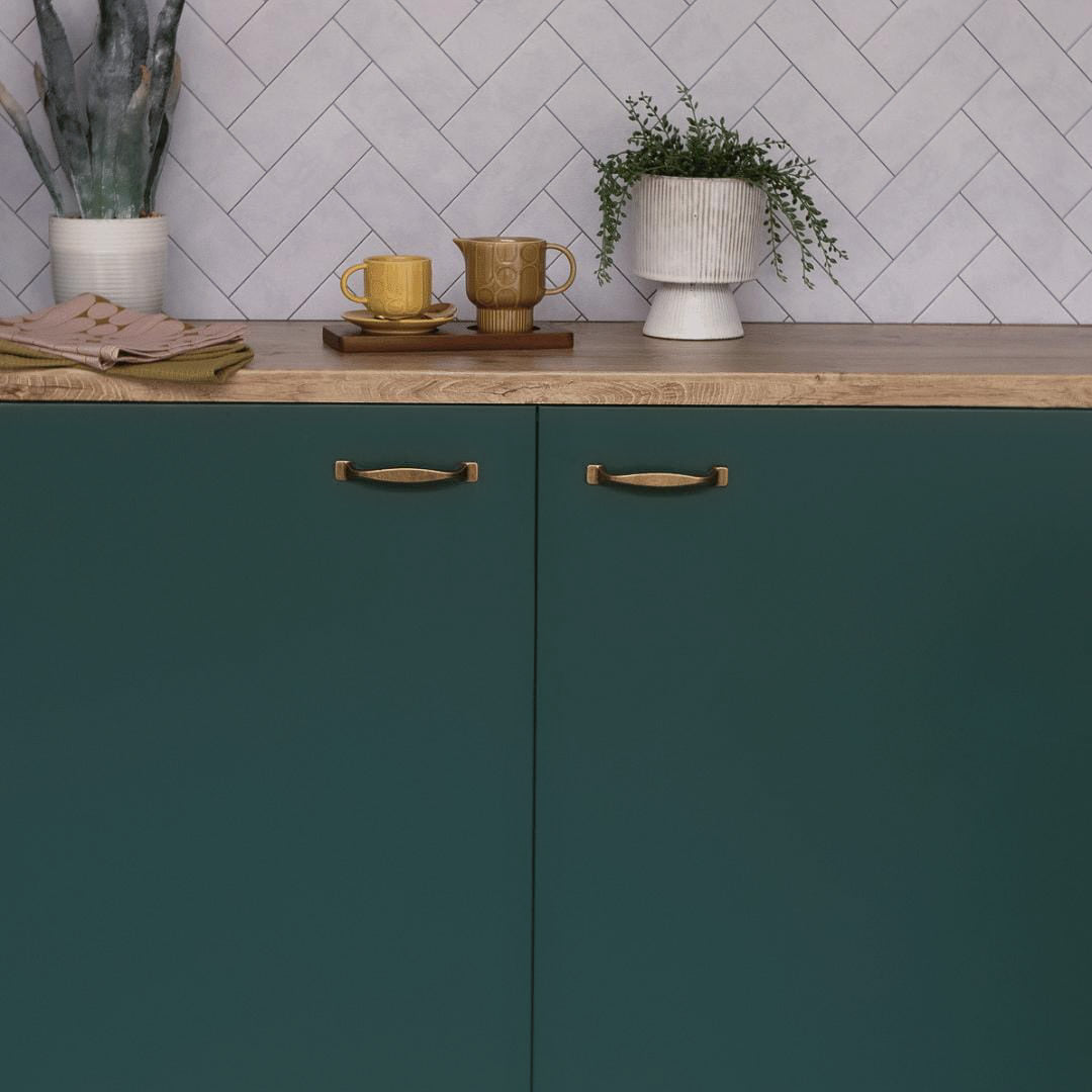 Mørkegrønn matt kontaktplast barnerom møbel kommode naturlig grønn farge ensfarget