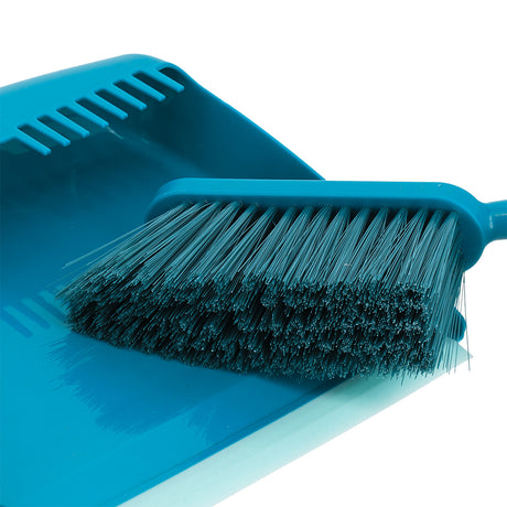 Nærbilde av de myke fibrene og kammen på kosten