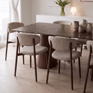 Spisebord dekket med Heritage marble truffle kontaktplast, omgitt av lyse stoler i en spisestue
