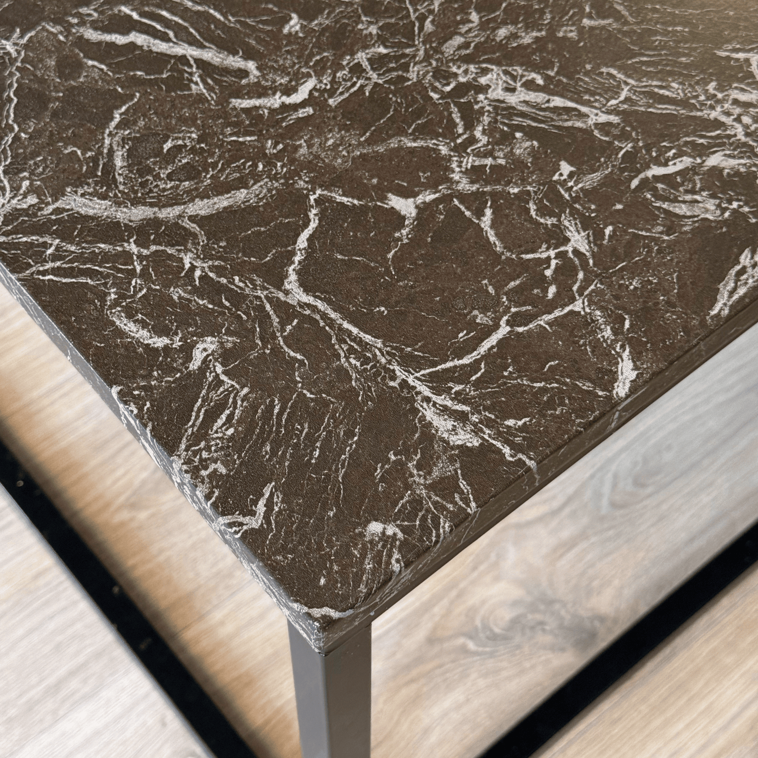 Nærbilde av marmormønsteret i Heritage marble truffle kontaktplast med fine hvite og grå årer