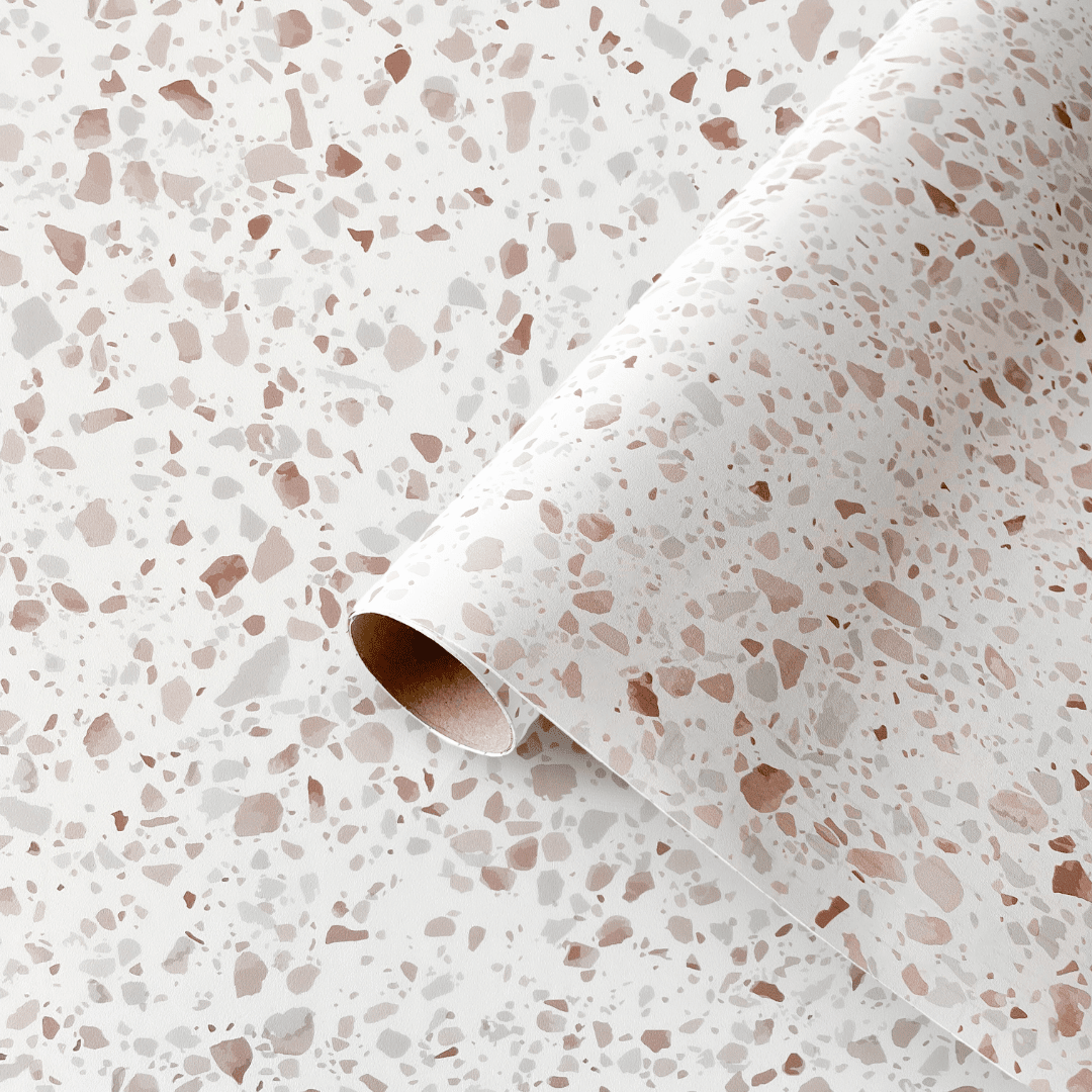 Premium Granitt kontaktplast rull delvis utrullet, viser tykkere premium folie og mønster