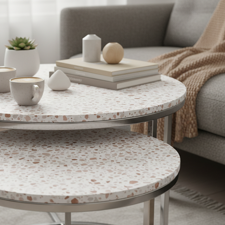 Nærbilde av Premium Granitt kontaktplast på vegg ved speil, viser granittlook og mønsterdybde