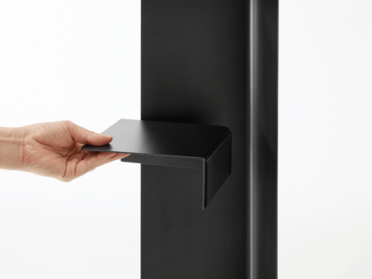 Sort toalettpapirholder med justerbar magnetisk hylle fylt med toalettruller og rengjøringsartikler