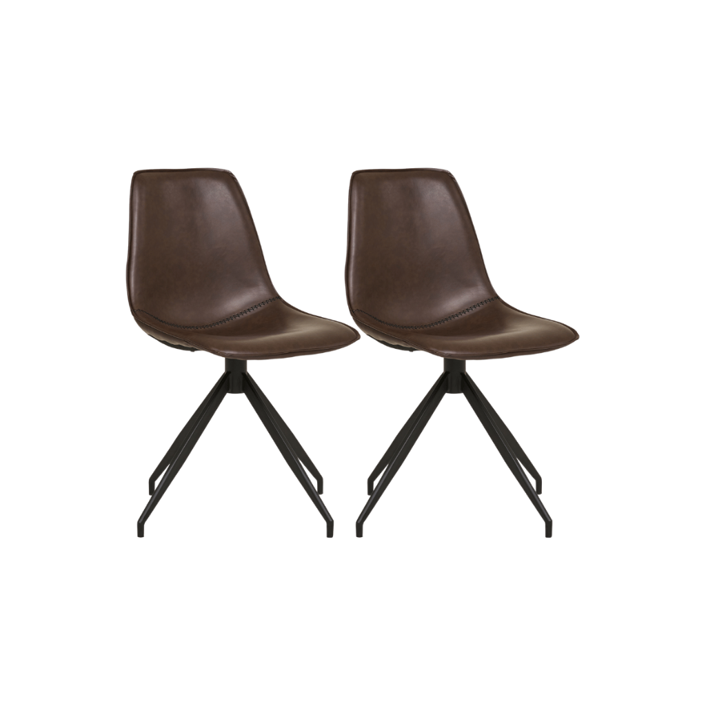 To Monaco spisestoler i mørk brun med PU skinn og sorte metallben, sett forfra på hvit bakgrunn