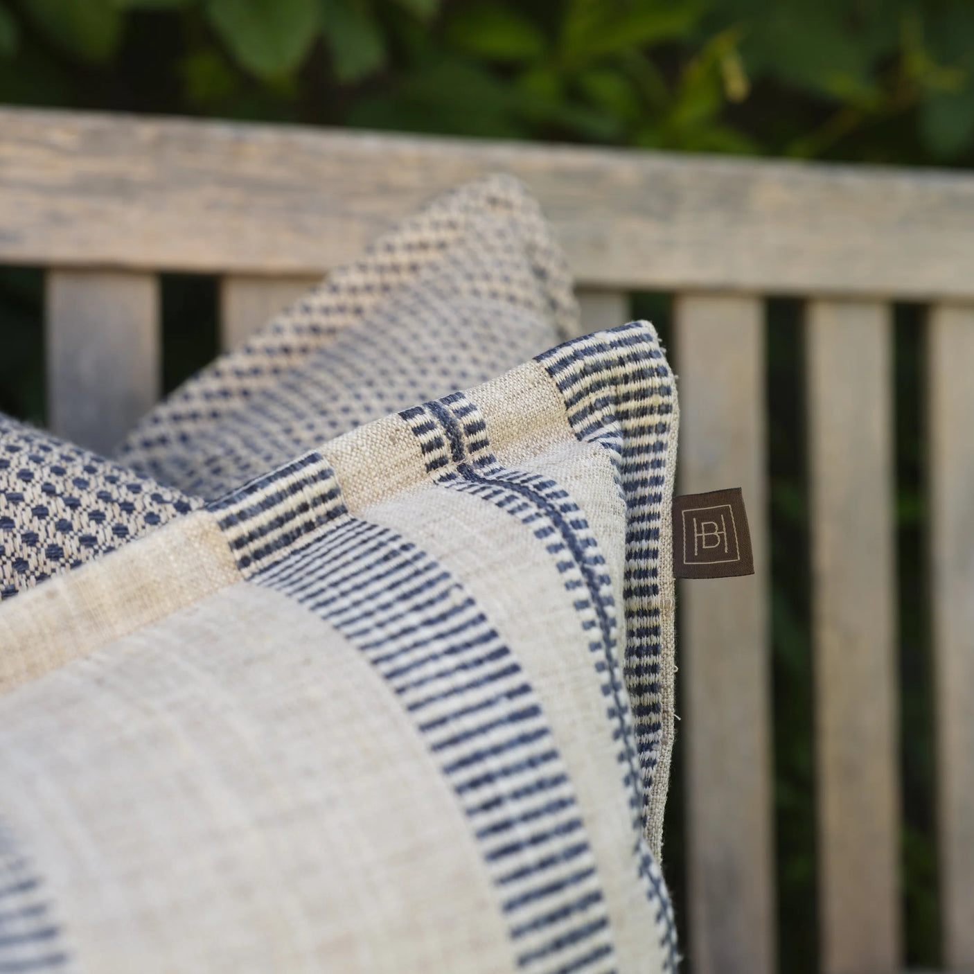 Blått og beige putetrekk med ramme og glidelås