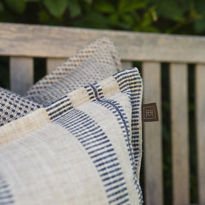 Blått og beige putetrekk med ramme og glidelås