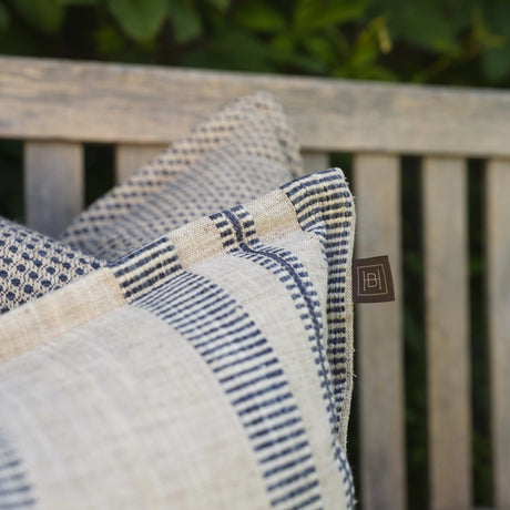 Blått og beige putetrekk med ramme og glidelås