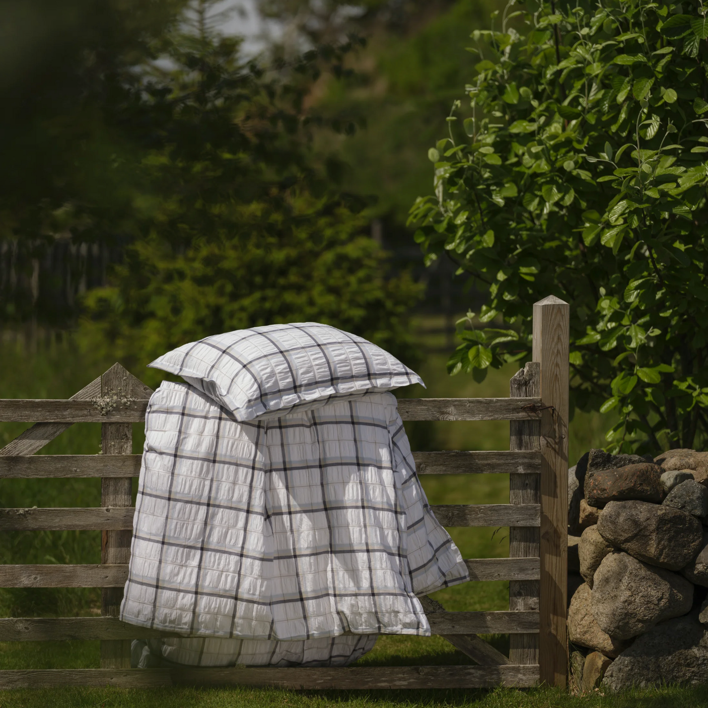 Blått sengesett 200 x 220 fra Halvor Bakke med to putevar