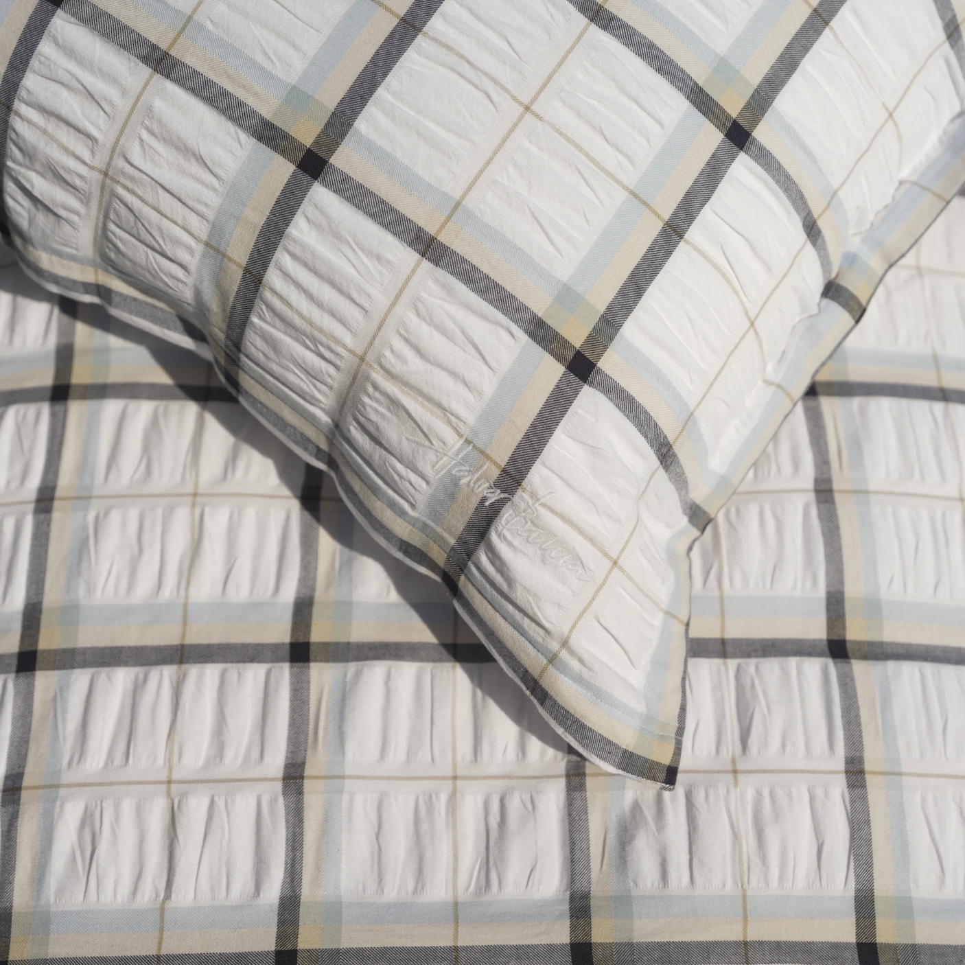 Nox sengesett i midnight blue med strukturert kreppkvalitet