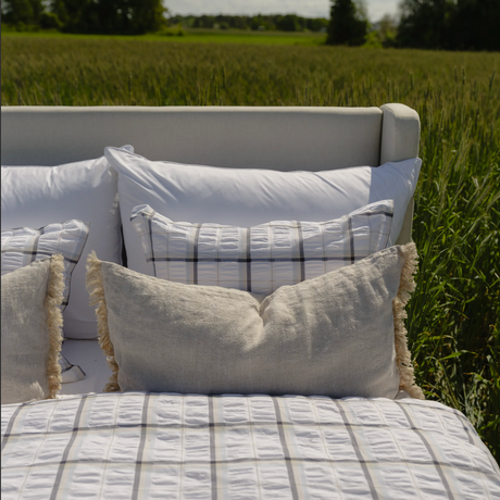 Eksklusivt blått dynetrekk og putevar i garnfarget bomullskrepp