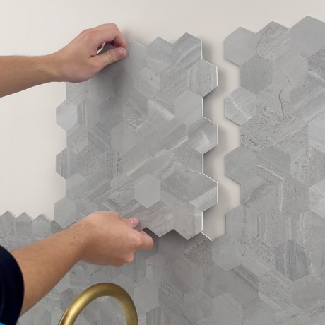 Forny kjøkkenveggen med selvklebende fliser enkelt og helt selv