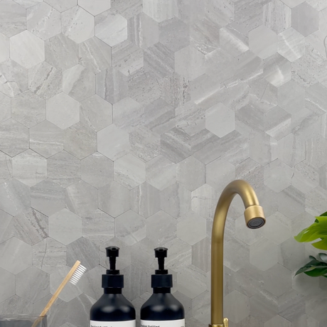 Hexagon lysegrå selvklebende fliser uten fug som imiterer betong