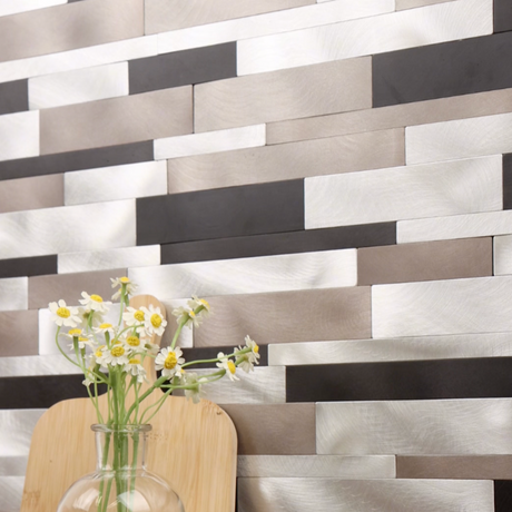 Tanya Stav fliser med børstet metall-look montert på vegg