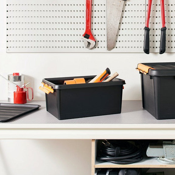 SmartStore oppbevaringsboks plassert på hylle i verksted for verktøyoppbevaring