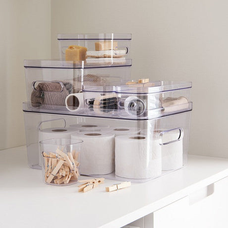 stablebare oppbevaringsbokser med lokk brukt på hylle