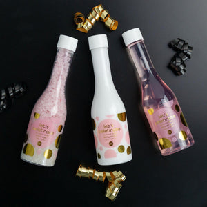 Rosa gavesett med dusjsåpe lotion og badesalt i flasker