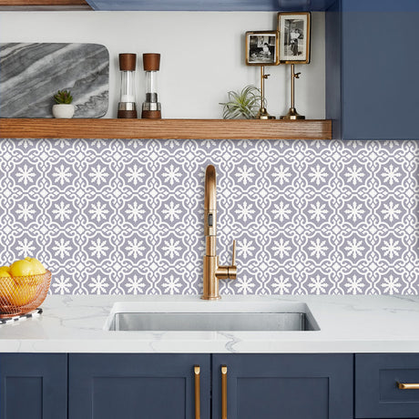 Nærbilde av Runa flisprøve som viser detaljert ornamentert design.