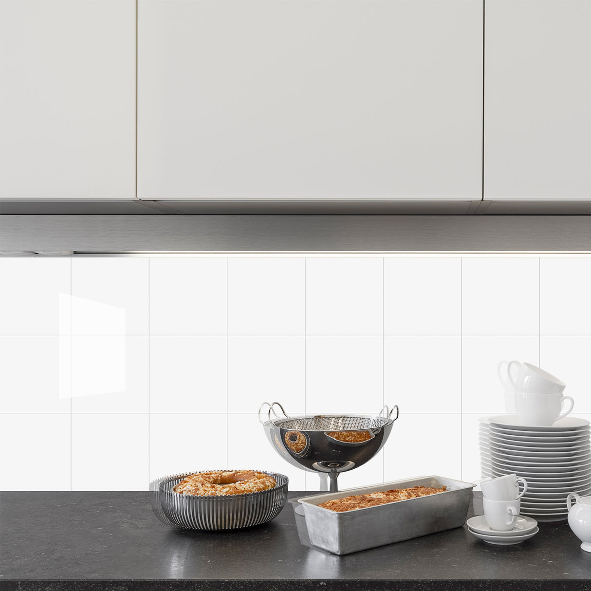 Enkel makeover med Livia selvklebende fliser. Hvit overflate gir et rent uttrykk – monteres direkte på veggen uten verktøy! Ideell til både bad og kjøkken.
