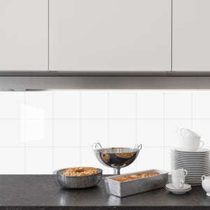 Enkel makeover med Livia selvklebende fliser. Hvit overflate gir et rent uttrykk – monteres direkte på veggen uten verktøy! Ideell til både bad og kjøkken.