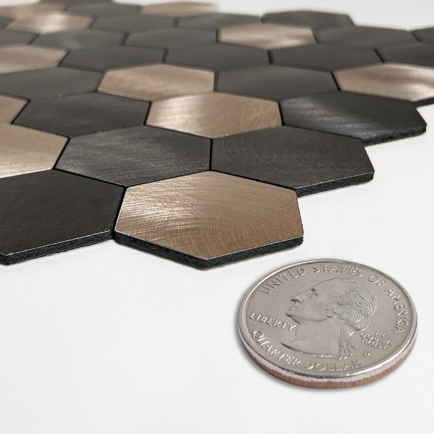 Nærbilde: Detaljbilde av latte hexagon selvklebende fliser med struktur og varme toner.