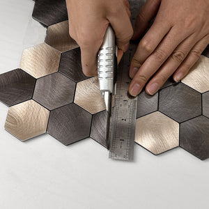 Hender som monterer latte hexagon selvklebende fliser på vegg.