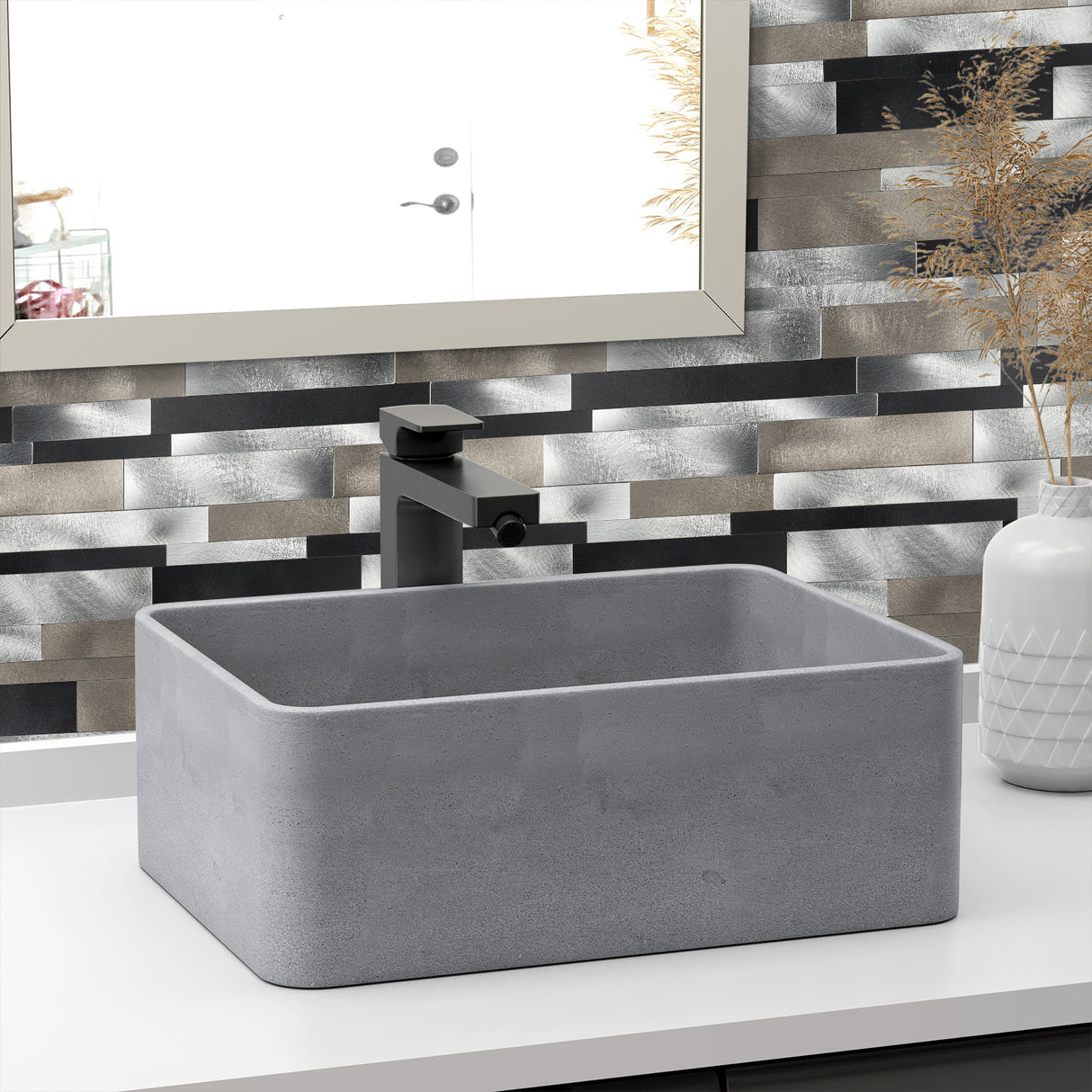 Moderne fliser med metallisk finish for kjøkken og vaskerom.