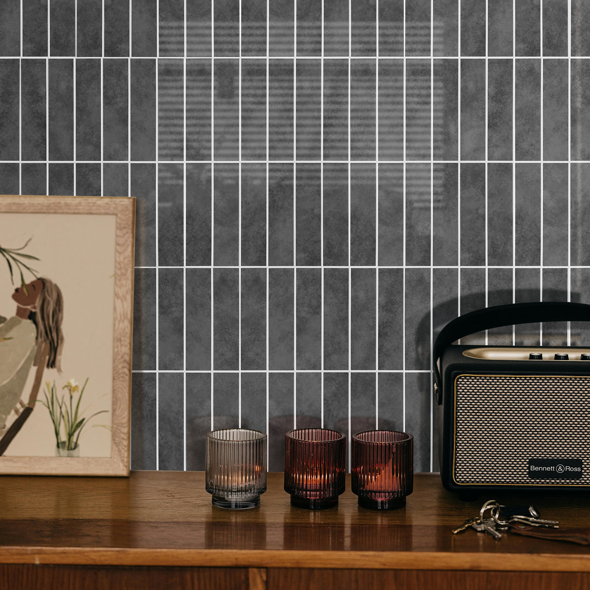 Bakside av Alma antrasitt flis med selvklebende lag.