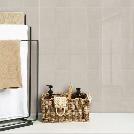 Selvklebende flisprøve i beige nyanse for vurdering av farge og steinstruktur.

