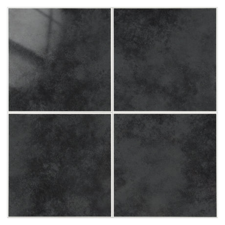 Melina Antrasitt selvklebende fliser med mørkt steinmønster.