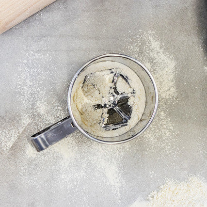 KitchenCraft melsikt i rustfritt stål sett ovenfra med siktemekanisme