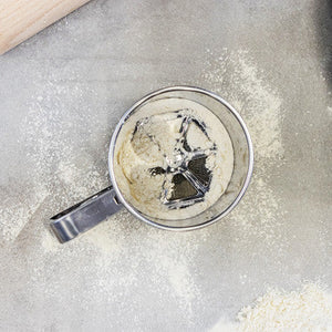 KitchenCraft melsikt i rustfritt stål sett ovenfra med siktemekanisme