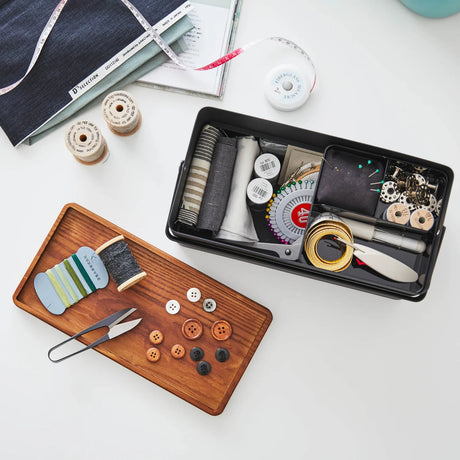 Elegant oppbevaringsboks til nåler, tråd og hobbyutstyr i svart og tre