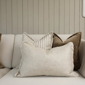 Brunt pynteputetrekk i myk velour til sofa og seng