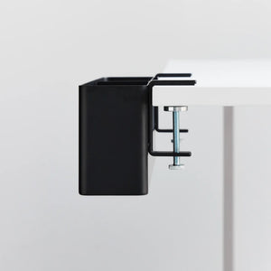 Hvit bordoppbevaring som festes til bordkant for småting og kabler